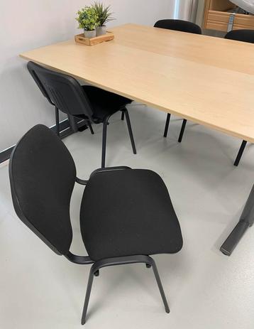 20 zwarte stoelen beschikbaar voor biedingen