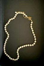 Zeer mooie parelketting, geknoopt met goudkleurig slotje., Sieraden, Tassen en Uiterlijk, Kettingen, Ophalen of Verzenden, Zo goed als nieuw