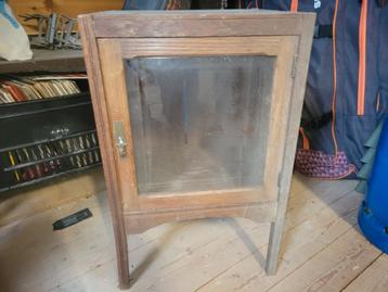 Oud houten vitrinekastje met glasdeur – opknapper  beschikbaar voor biedingen