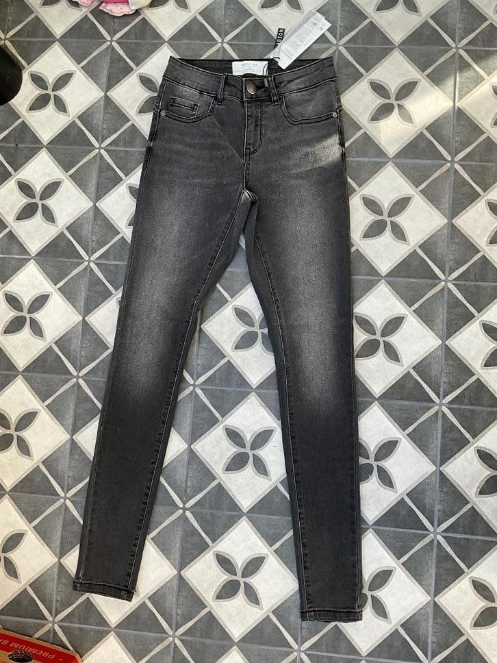 Jeans zwart van Noisy May type Shaper Maat W24/L30, Kleding | Dames, Spijkerbroeken en Jeans, Nieuw, W30 - W32 (confectie 38/40)