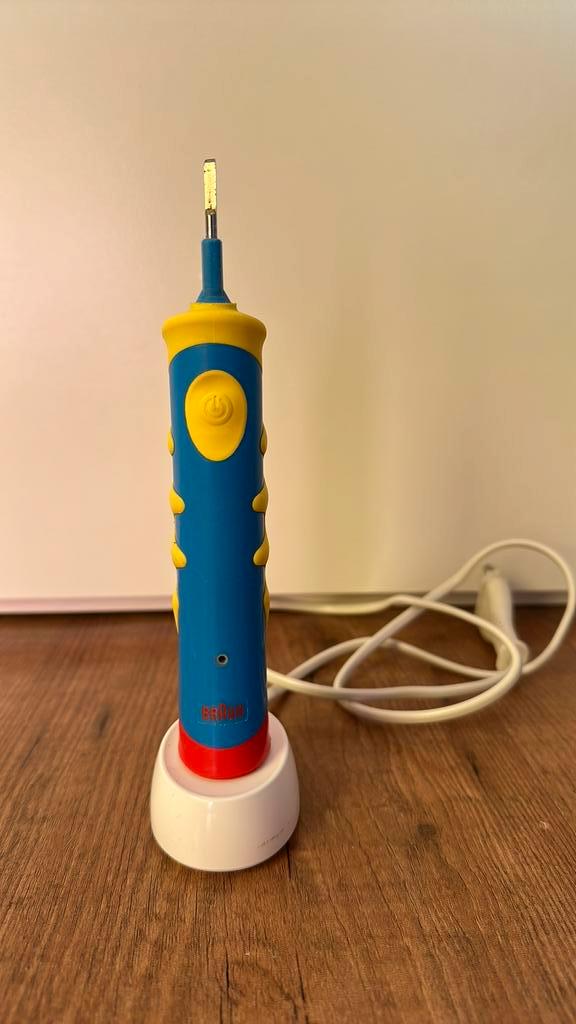 Oral B kidz elektrische tandenborstel, Sieraden, Tassen en Uiterlijk, Uiterlijk | Mondverzorging, Zo goed als nieuw, Tandenborstel