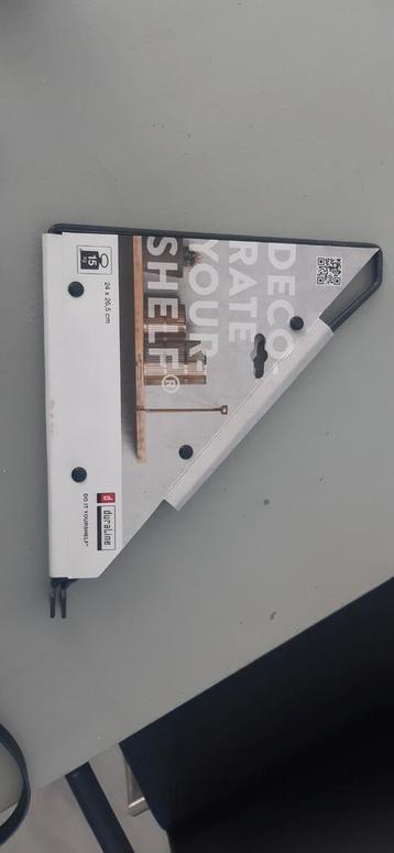 Zwarte plankdragers beschikbaar voor biedingen