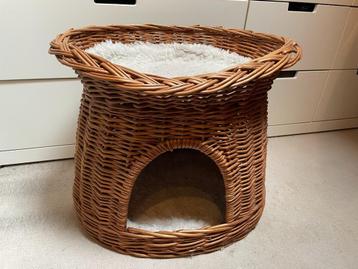 Rotan kattenmandje beschikbaar voor biedingen