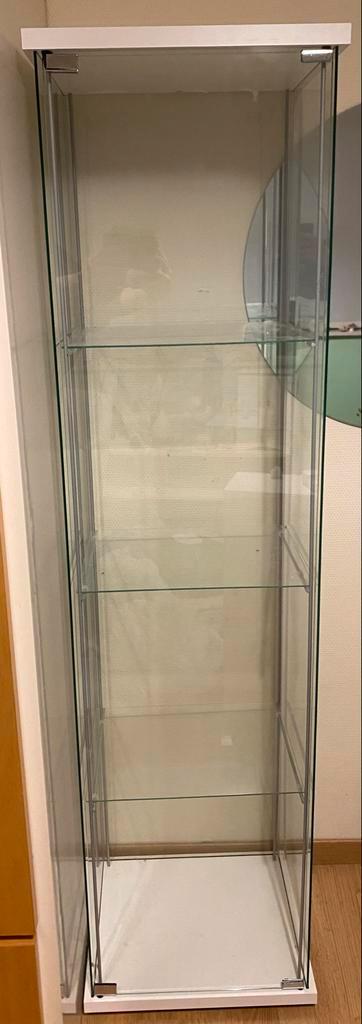 IKEA Vitrinekast met glazen deuren, Huis en Inrichting, Kasten | Vitrinekasten, Zo goed als nieuw, 150 tot 200 cm, 50 tot 100 cm