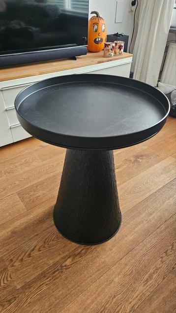 Metalen Zwarte Bijzettafel beschikbaar voor biedingen
