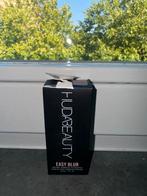 Huda Beauty Easy Blur Foundation Cocoa 51R, Bruin, Zo goed als nieuw, Make-up, Verzenden