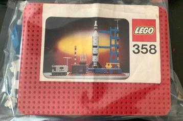 LEGO 358 Rocket Base. Stukje van de antenne af. beschikbaar voor biedingen