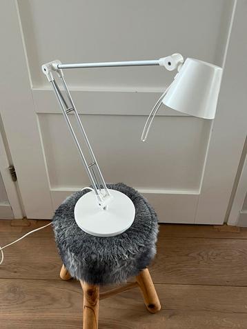 Witte bureaulamp  beschikbaar voor biedingen