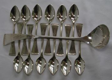 Zilveren Compotelepel en 12  theelepels Gravé 1923 beschikbaar voor biedingen