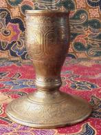 Mooi zwaar antiek bewerkt Oosters vaasje van brons 12 cm.