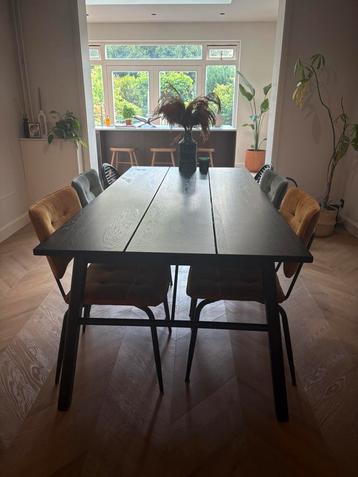 Zwarte houten eettafel met 6 stoelen