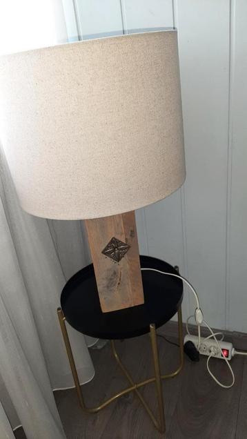 Lamp met kap beschikbaar voor biedingen