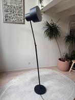 Industriele zwarte vloerlamp - goede staat, Huis en Inrichting, Lampen | Vloerlampen, Ophalen of Verzenden, Zo goed als nieuw