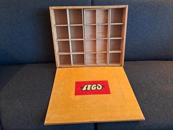 Oude houten Lego kist met vakindeling beschikbaar voor biedingen