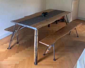 Massief houten tafel met bankjes