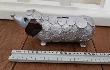 Teckel spaarpot met muntjes- aardewerk circa 1975 beschikbaar voor biedingen