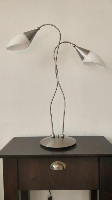 Moderne vintage tafellamp met metalen voet beschikbaar voor biedingen