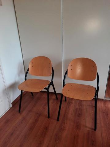 Twee stevige stoelen in beuken en zwart metaal beschikbaar voor biedingen