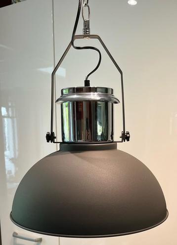 Te koop 2 hanglampen industrieel look beschikbaar voor biedingen