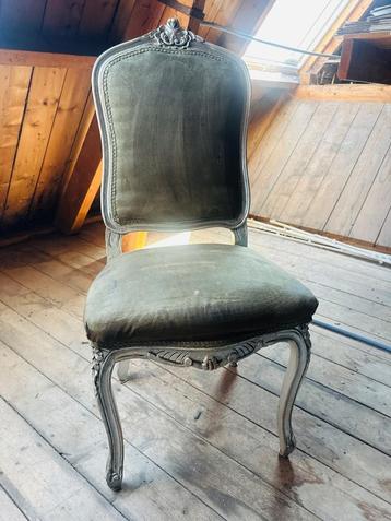 Unieke set van 14 klassieke trouwstoelen – Franse stijl beschikbaar voor biedingen