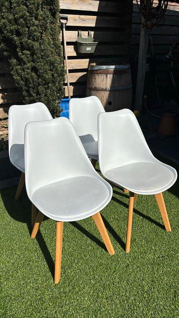 4 stoelen beschikbaar voor biedingen