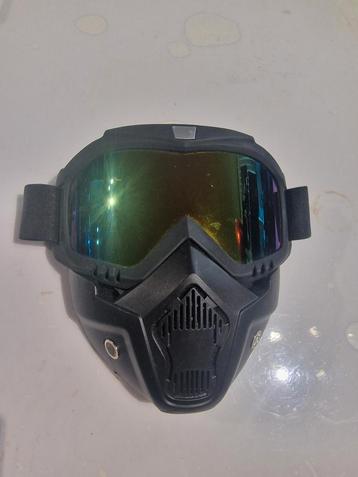 Cross bril masker beschikbaar voor biedingen