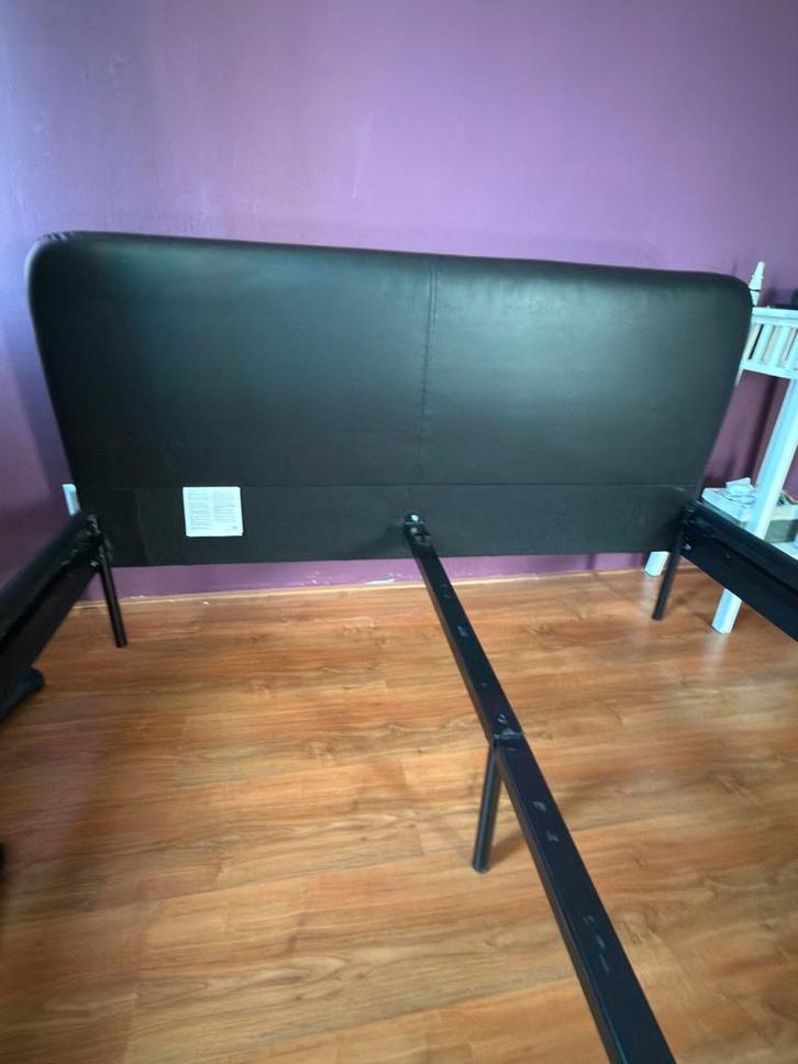IKEA Slattum bedframe 140x200 zwart kunstleer, Huis en Inrichting, Slaapkamer | Bedden, Zo goed als nieuw, Tweepersoons, 140 cm