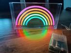 Neon box light rainbow van Intertoys, Huis en Inrichting, Lampen | Overige, Ophalen of Verzenden, Zo goed als nieuw, Regenboog