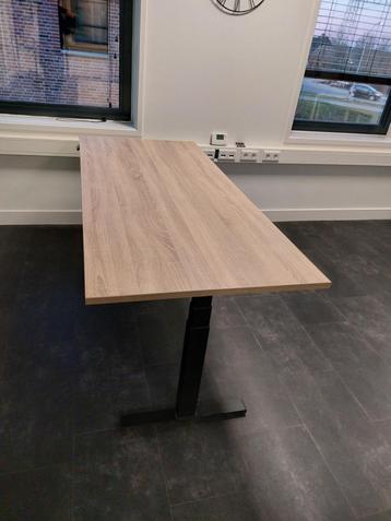 Te koop elektrisch bedienbaar bureau