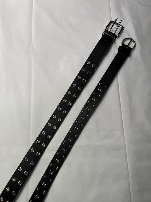 Twee zwarte riemen met studs – verstelbaar – goede staat, Kleding | Dames, Riemen en Ceinturen, Zo goed als nieuw, 80 tot 90 cm