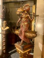 Exotische danseres, zeer grote (215 cm)sculptuur op sokkel., Ophalen