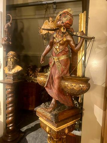 Exotische danseres, zeer grote (215 cm)sculptuur op sokkel. beschikbaar voor biedingen