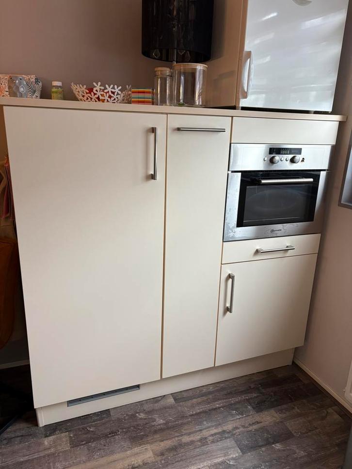 Complete keukenkast met koelkast en combimagnetron, Huis en Inrichting, Keuken | Complete keukens, Gebruikt, Crème, Ophalen