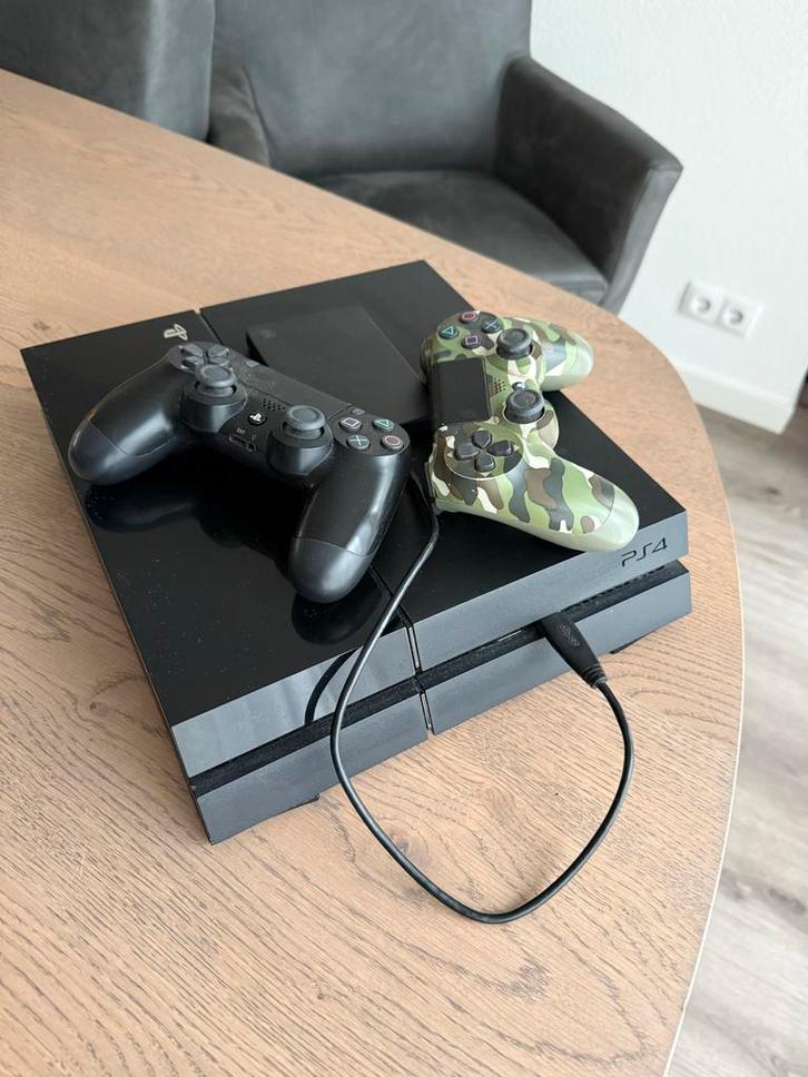 PlayStation 4 met 2 controllers, Spelcomputers en Games, Spelcomputers | Sony PlayStation 4, Gebruikt, Slim, 1 TB, Met 2 controllers