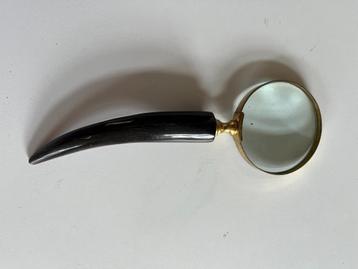 Vergrootglas met hoorn handvat beschikbaar voor biedingen