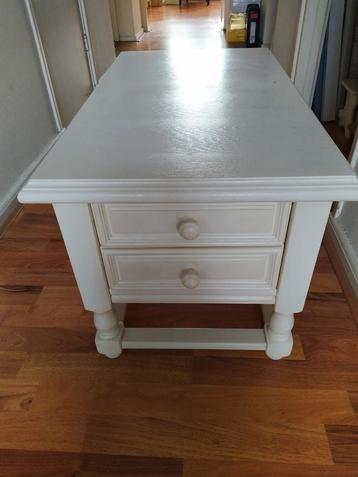 Leuke salontafel. Tafeltje. Kastje.
Wit geverfd. Met lades.
 beschikbaar voor biedingen