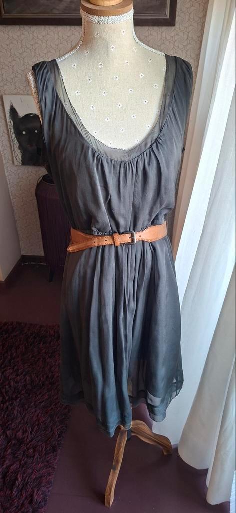 Zijden jurk met strikceintuur Vanilia JAN collectie maat 38, Kleding | Dames, Jurken, Gedragen, Maat 38/40 (M), Grijs, Knielengte