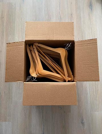 Assortiment houten kledinghangers (40 stuks) beschikbaar voor biedingen