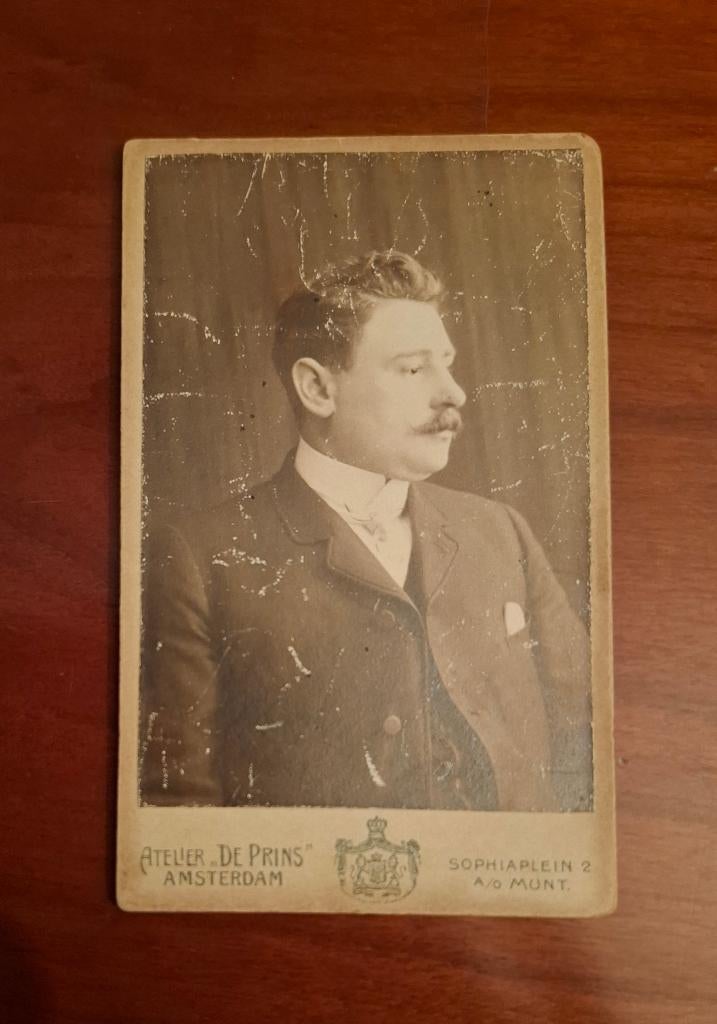 Foto man fotograaf atelier de prins sophiaplein 2 amsterdam, Gebruikt, Foto, Klederdracht, Ophalen of Verzenden