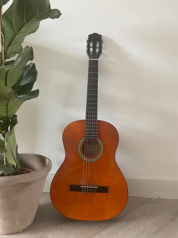 Akoestische gitaar eenmaal gebruikt beschikbaar voor biedingen