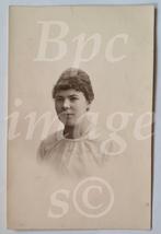fotokaart jonge vrouw beetje opgetopt haar 1930's, Verzamelen, Foto's en Prenten, Verzenden, Voor 1940, Gebruikt, Foto