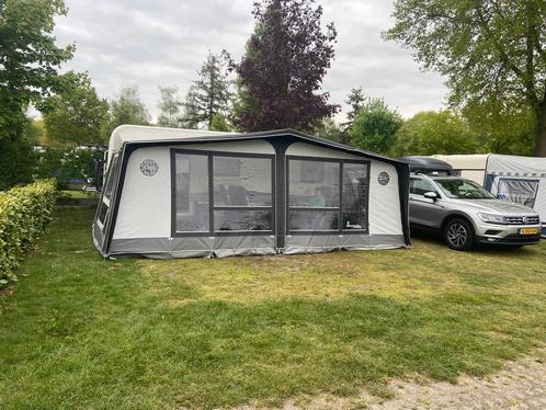 Hobby 560 kmfe, Caravans en Kamperen, Caravans, Particulier, tot en met 6, 1250 - 1500 kg, Rondzit, Hobby, Dwars-stapelbed, Lengtebed