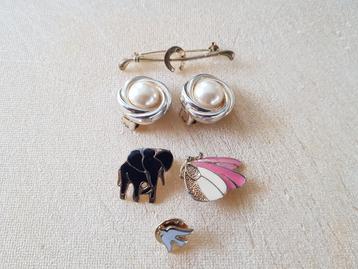Broches en oorbellen beschikbaar voor biedingen