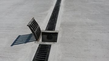 Diverse putten, kolken, water afvoer, goten beschikbaar voor biedingen