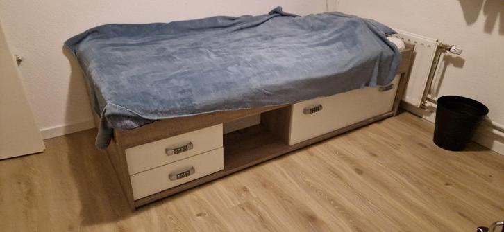 Stoer kajuit bed, Kinderen en Baby's, Kinderkamer | Bedden, Zo goed als nieuw, 180 cm of meer, 85 tot 100 cm, Lattenbodem, Matras