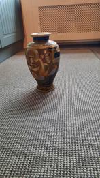 Oosterse vaas met gedetailleerde decoratie, Ophalen