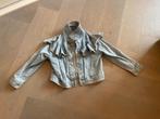 Spijkerjasje roezels 128 134, Ophalen, Zo goed als nieuw, Meisje, Jas