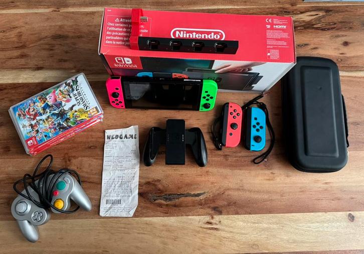 Nintendo switch + 4 controllers + 5 games en accessoires, Spelcomputers en Games, Spelcomputers | Nintendo Switch, Zo goed als nieuw