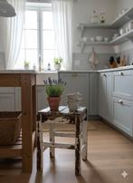 witte kruk, stoel. shabby Scandinavische stijl, Huis en Inrichting, Krukjes, Ophalen of Verzenden, Zo goed als nieuw, Hout