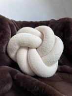 Bouclé knot knoop kussen., Verzenden, Nieuw, Wit, Overige vormen